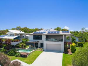 una casa con paneles solares en el techo en Koala Vista with Panoramic Views & Pool, en Pottsville
