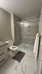 Ένα μπάνιο στο Luxurious 4BR Villa - 2 Master Bedrooms Ensuite!