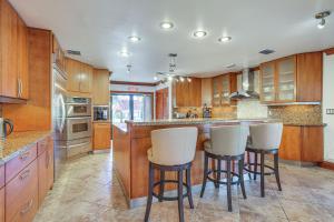 Η κουζίνα ή μικρή κουζίνα στο Pool and Hot Tub Spacious Villa in Coral Springs!