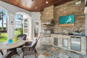 Η κουζίνα ή μικρή κουζίνα στο DoctorsOrdersDestin 1 Luxury Estate,2 Golf Carts, Tennis Pool Bikes Destiny East