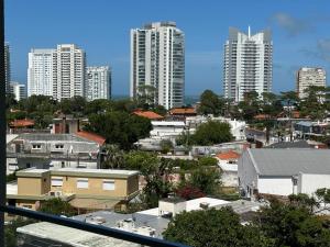 vistas a una ciudad con edificios altos en View 3, en Punta del Este