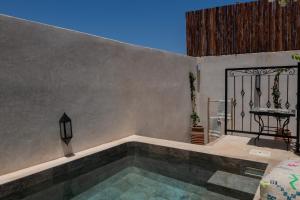 een kamer met een zwembad met een ijzeren hek bij Riad Kasbah El Mamoune in Marrakesh
