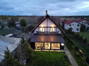 una vista aérea de una casa con techo en Pensiunea Pescarul Vanator Delta Dunarii, en Crisan