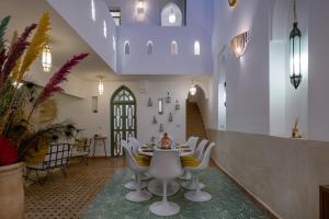 comedor con mesa y sillas en Riad Kasbah El Mamoune en Marrakech
