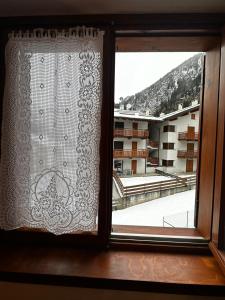 坎波多尔奇诺Ca’Dolcino relax in Valchiavenna的享有大楼景致的窗户 更多6张照片