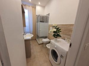 ein Badezimmer mit einer Waschmaschine und einem WC in der Unterkunft Old City Port House in Civitavecchia