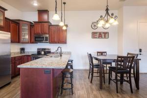 een keuken met een keukeneiland met stoelen en een tafel bij Luxury Downtown Rental - La Dolce Vita Villa #4 in Moab