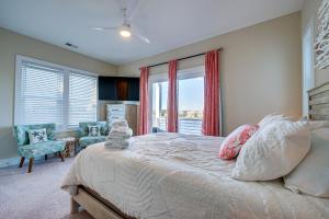 een slaapkamer met een groot bed en een groot raam bij Lakefront Carolina Beach Townhome with 3 Balconies! in Carolina Beach