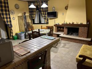 un soggiorno con tavolo e camino di A Casa del Ferdy a Caserta