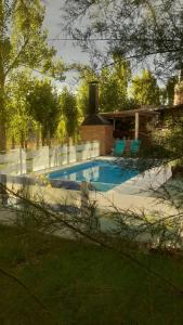 una piscina di fronte a una casa di Cabaña La Escondida a Trelew