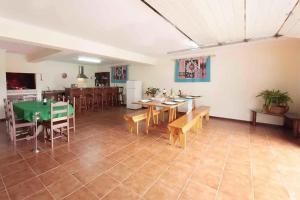 a living room with a green table and chairs at Pico Alto in Salão