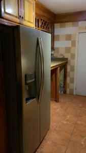 eine Küche mit einem Kühlschrank aus Edelstahl in der Unterkunft PINEVALLEY APT .SUITE 3A 