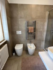 un bagno con un water e un lavandino di MyVilla - Ivrea Corso M. d'Azeglio, 59 a Ivrea
