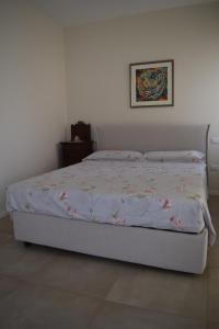 una camera da letto con un letto con fiori rosa di MyVilla - Ivrea Corso M. d'Azeglio, 59 a Ivrea