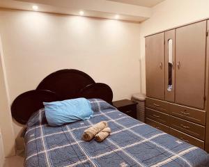 - une chambre avec un lit doté d'un ours en peluche dans l'établissement Departamento en urbanización privada, à Machala
