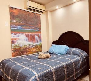 - une chambre avec un lit orné d'une peinture murale dans l'établissement Departamento en urbanización privada, à Machala