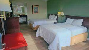 um quarto de hotel com duas camas e um banco vermelho em Astoria Hotel North em Danville
