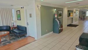um corredor com uma sala com um jogo de arcada em Astoria Hotel North em Danville
