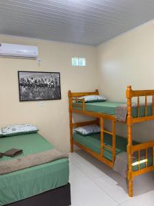 サン・ガブリエウにあるPousada Ferreira 415の二段ベッド2組が備わる客室です。