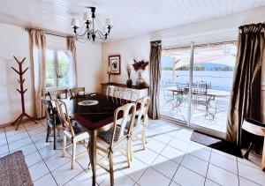 uma sala de jantar com mesa e cadeiras em Villa Landaise - Piscine em Sanguinet