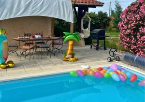桑吉內的住宿－Villa Landaise - Piscine，一个带桌椅和球桌的游泳池