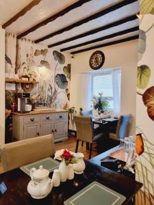 - une cuisine et une salle à manger avec une table et des chaises dans l'établissement Kethla House, à Torquay