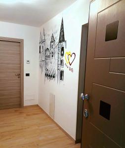 um corredor com um mural de parede de um castelo em pesa apartment B&B em Ascoli Piceno