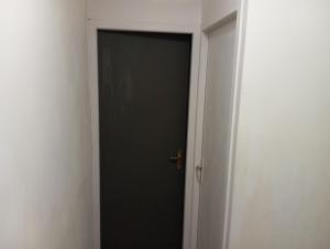 a black door with a gold door handle in a room at Chambre Calme meublé proche aéroport rocade in Pessac
