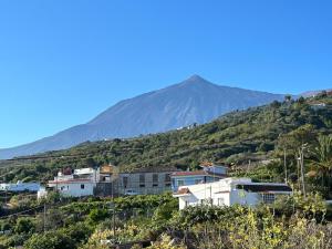 a town on a hill with a mountain in the background at Casa La Oliva in Garachico