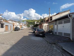 een straat met auto's aan de zijkant van een gebouw bij Casa de Maria in Aparecida