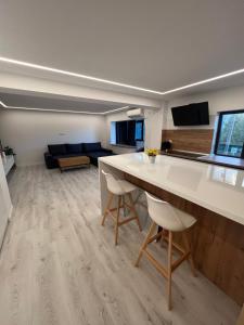 una sala de estar con una gran mesa blanca y sillas en MODERN PREMIUM APARTMENT 1 en Târgovişte