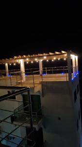 un barco con luces en la cubierta por la noche en HOTEL LUXURY VIP, en Punta Rucia