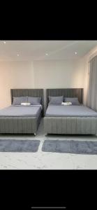 dos camas sentadas una al lado de la otra en un dormitorio en HOTEL LUXURY VIP, en Punta Rucia