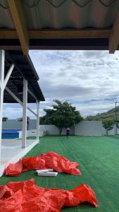 um campo verde com plástico vermelho na relva em HOTEL LUXURY VIP em Punta Rucia
