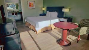 Tempat tidur dalam kamar di Astoria Hotel North