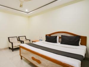 Een bed of bedden in een kamer bij OYO HOTEL SKY LINE