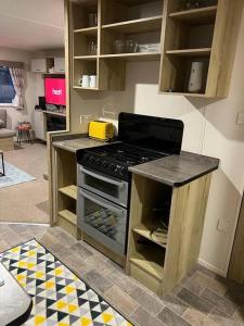 uma cozinha com um forno e uma bancada em Primrose valley - Primrose Field 46 holiday home em Filey