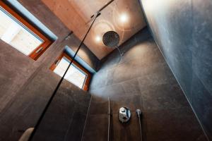 een badkamer met een douche erboven bij Traumferienhaus 1 mit Sauna und Bergblick in Garmisch-Partenkirchen
