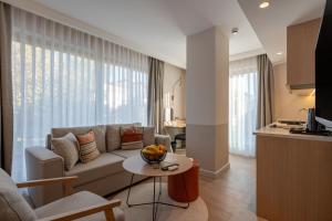 sala de estar con sofá y mesa en Oli Hotel and Suites, en Antalya