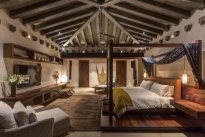 een slaapkamer met een hemelbed en een woonkamer bij Casa Koko NEW 6-Suite Ocean-View Luxury Villa in Punta Mita