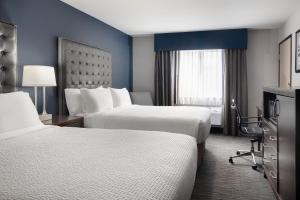 Postel nebo postele na pokoji v ubytování Garner Hotel Auburn - Seattle by IHG