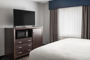 TV a/nebo společenská místnost v ubytování Garner Hotel Auburn - Seattle by IHG + 37 fotografií