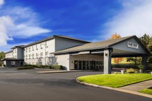 a large building with a sign that reads hotel at Garner Hotel Auburn - Seattle, an IHG Hotel in Auburn