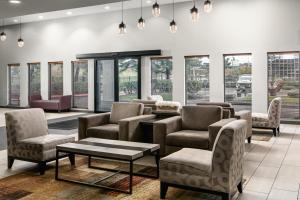 Posezení v ubytování Garner Hotel Auburn - Seattle by IHG
