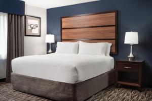 Postel nebo postele na pokoji v ubytování Garner Hotel Auburn - Seattle by IHG