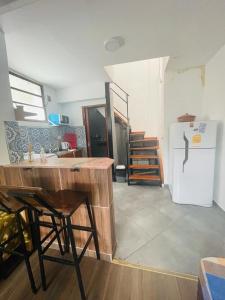 uma cozinha com uma mesa e um frigorífico num quarto em Mini house con sol y luz em Buenos Aires