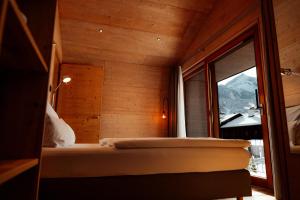 een kamer met een bed en een groot raam bij Traumferienhaus 1 mit Sauna und Bergblick in Garmisch-Partenkirchen