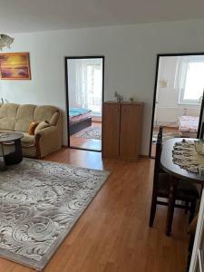 ein Wohnzimmer mit einem Sofa und einem Tisch in der Unterkunft Apartmán v centre mesta in Liptovský Mikuláš