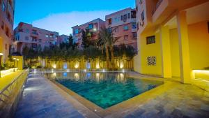- une piscine au milieu d'un bâtiment dans l'établissement Appart Duplex avec piscine, à Marrakech