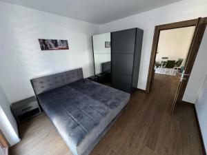 una camera da letto con un letto e uno specchio di Borovi 3, apartman 4 a Divčibare